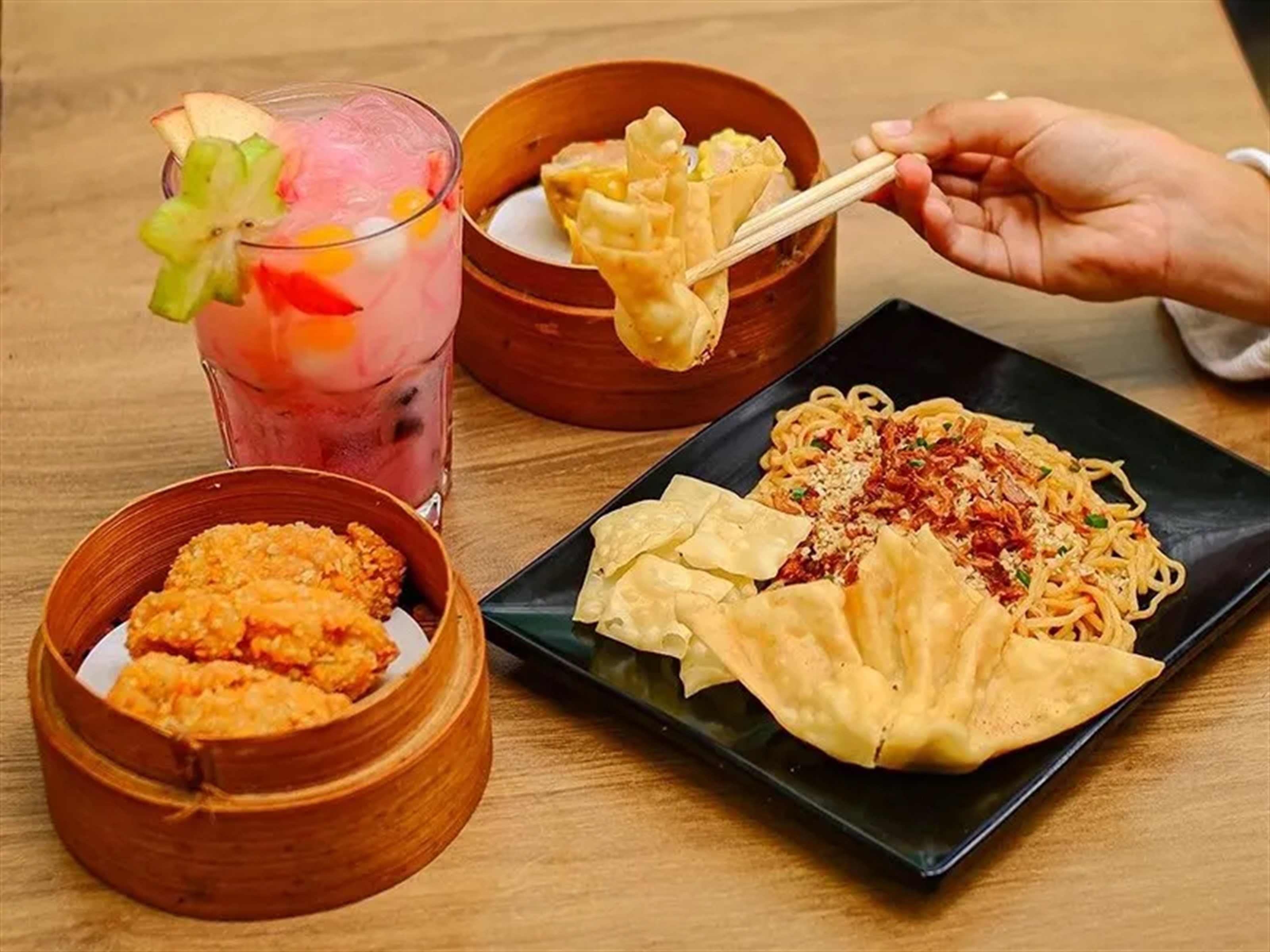Hidangan Spesial Mie Gacoan, Dimsum, dan Minuman Segar